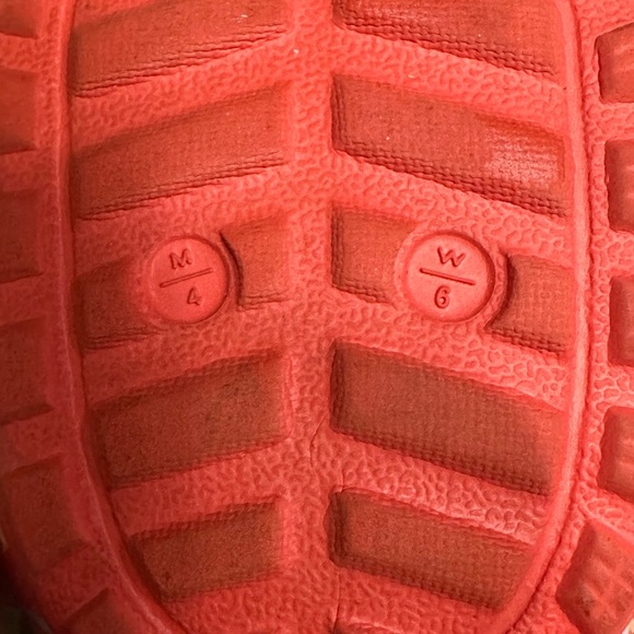 SWEATHEARTS X CROCS Limited Edition Valentines Heart Crocs - Women 6 and Men 4 - Picture 15 of 15